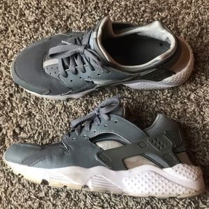 Size 7 Nike Huaraches
